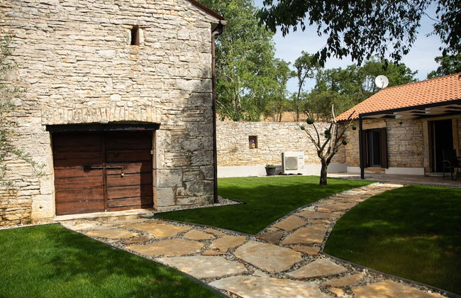The Poolside Stone House in Bale - Foto 29