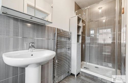 Silver Stag Properties Large 4 bed Property - Photo 22