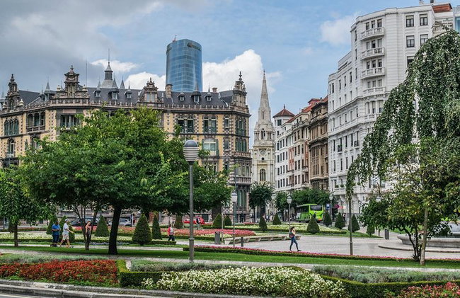 Bilbao Architecture & Culture: Guggenheim, Old Town & Market - Photo 1