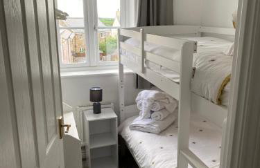 Stylish 3 bed home with allocated parking for 2 - Photo 16