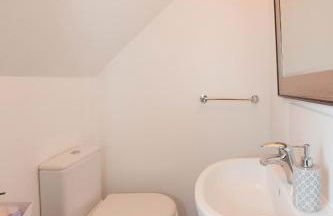 Stunning studio flat with dedicated private garden - Photo 17