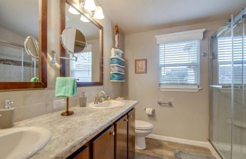 Ocean Shores Retreat with Porch and Canal Views! - Foto 17