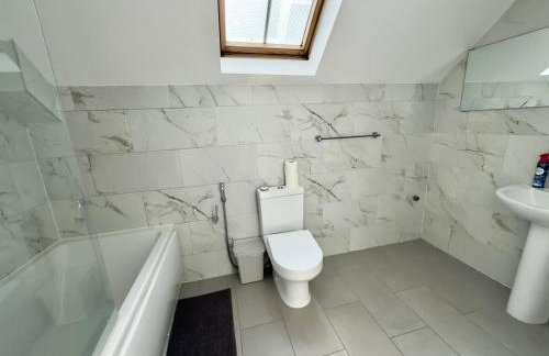 Spacious 3-Bed Home with Garden, Private Parking, Smart Tv's, Fast Wi-Fi - Foto 25