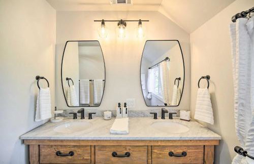 Chic Lake House with Furnished Deck and Hot Tub! - Foto 17