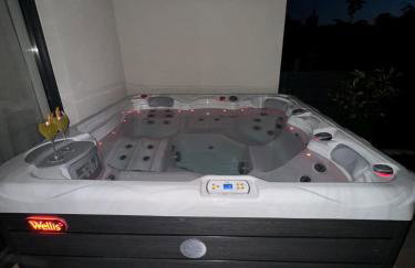 New luxury air-conditioned apartment, with jacuzzi, free parking and gardens - Foto 5