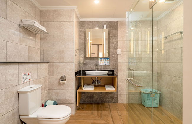 Royale Suites by Arc Royale Luxury Apts - Photo 16