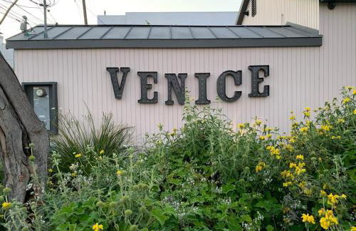 Chic Venice Beach Bungalow Steps from the Canals & Beach - Foto 49