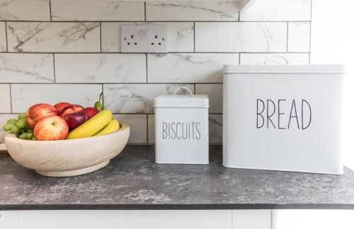 4 Bed Home sleeps 7 close to Cheshire Oaks Princes Rd - Photo 25