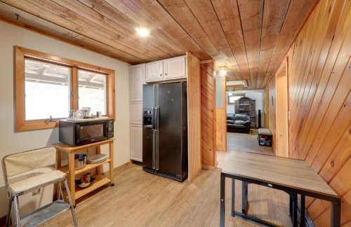 Love Shack Retreat Cabin with Deck and Yard! - Foto 11