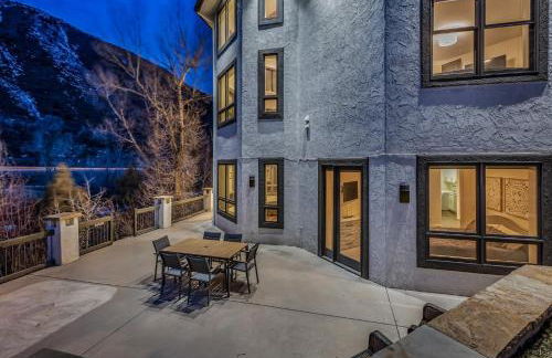 Cozy mountain home w riverfront patio - Foto 6