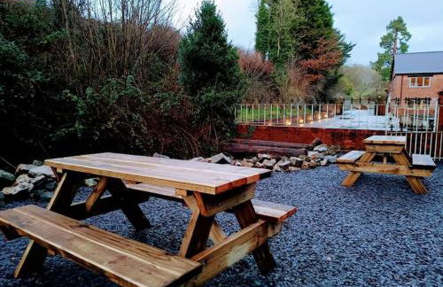 The West Wing at Eriviat Hall Hot Tub - Photo 48