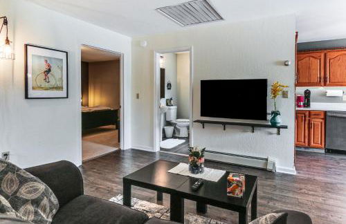 Walk to Town Charming Unit with Balcony in Bedford! - Foto 4