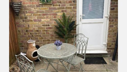 1 Bed Studio - Sleeps 2 - Smoking - Parking - Wifi - Foto 1