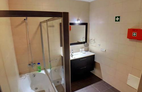 Apartment Beta - 2 Bedrooms, Private Rooftop Patio with Hot Tub, BBQ and View - Foto 13