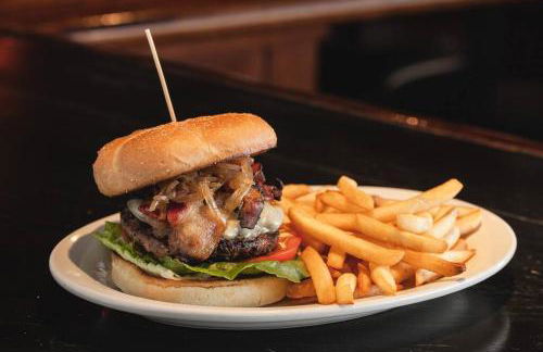 DT Charm Apt with Pool,Gym,Wine,WKSpace, Free Parking - Photo 46