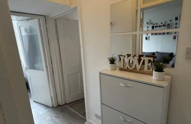 Bright bedroom with king side bed and share bathroom - Foto 6