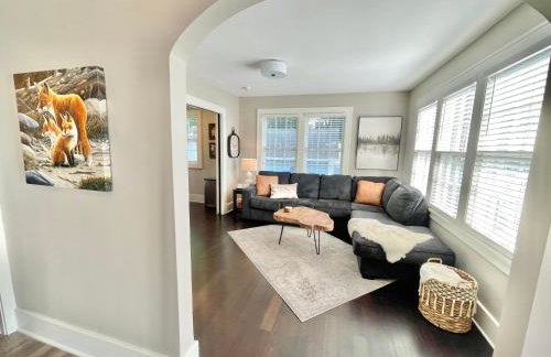 Walk Downtown & River Stylish Cozy Stay w Huge Porch - Foto 17