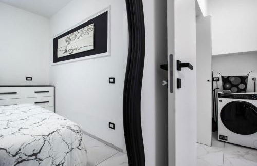 Black & White or Pop Art - Design Apartments with Parking & WiFi - Photo 22