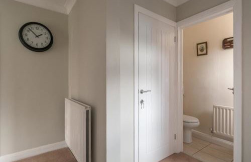 Large 5BR Home - Ideal for Contractors - Parking Available - Photo 27