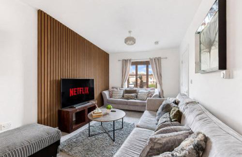 Loughton House - Central Location - Driveway Parking, Self-Check-In, Garden, Super-Fast Wifi and Smart TVs by Yoko Property - Foto 17