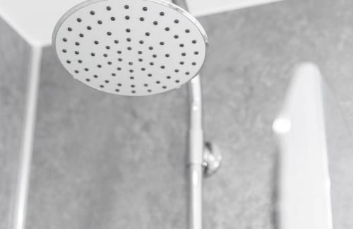 Modern Two Bed Apartment - Balcony & Parking - Netflix 8MC - Foto 28