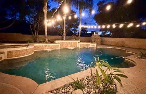 Resort-Style Oasis: Expansive Riverside Mansion - Foto 43
