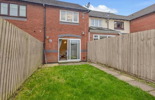 Modern Terraced House with Private Garden, Near Airport & MET Office - Foto 15