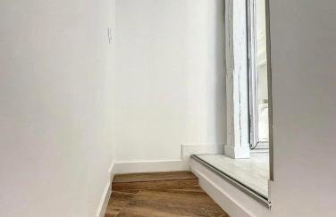 Chic Penthouse with Urban Charm & Rooftop - Foto 3