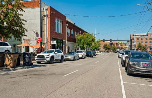 Modern 3BR Condo Walk to Downtown and UT with Parking - Foto 40