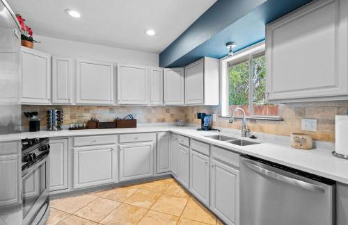 Spacious 4BR w Fenced Yard - Foto 22