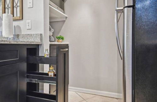 SPECTACULAR, NEW Professional Decor, Near Dis, NO Steps, Pool, Patio, LOW Rates! - Foto 29