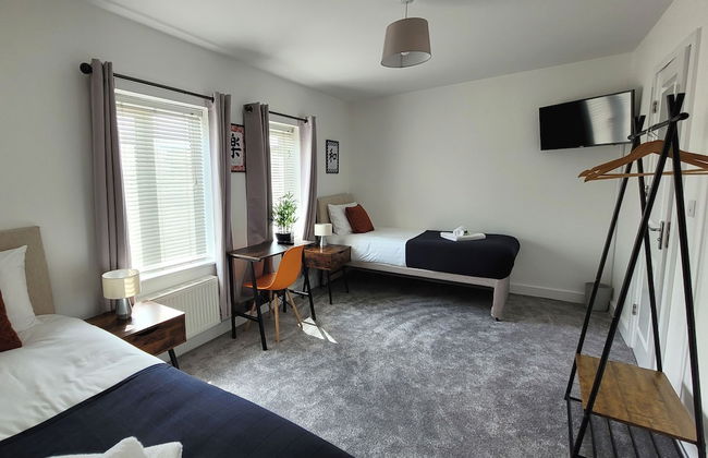 House of 4 Chimneys by Your Lettings UK - Photo 1