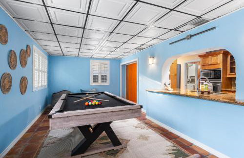 Centrally Located 4BD Oasis with Pool & Movie Patio - Foto 27