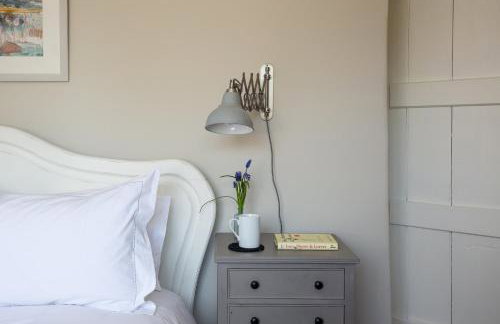 Gleneda Cottage - a renovated, traditional Cotswold cottage full of charm with fireplace and garden - Photo 21