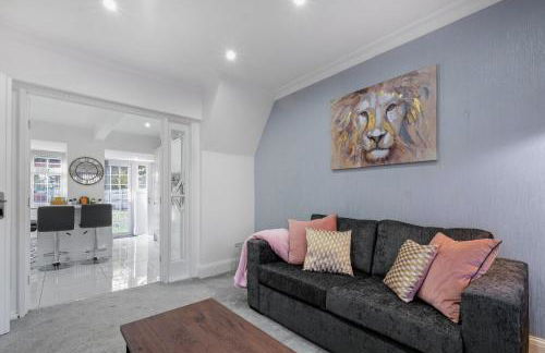 Family-Friendly 4-Bed near Parks & Transport Links - Foto 34