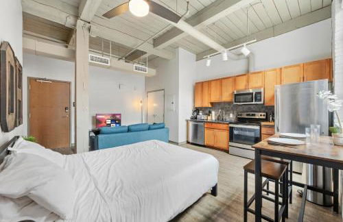 Studio at Superior l Downtown l Parking l Café - Photo 2