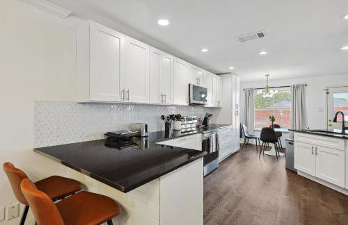 Modern Comforts & Classic Charm w Pool 5BD - Foto 17