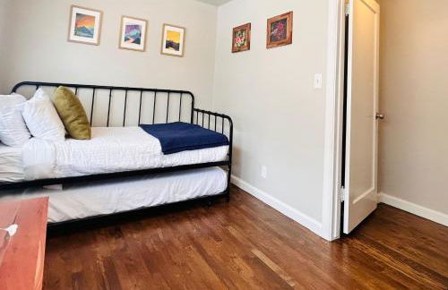 Celebration Chalet! Quant, cozy, a few blocks from BSU and close to downtown Boise, Fireplace, 4 beds, and seating for 6 Pets Welcome! - Photo 17