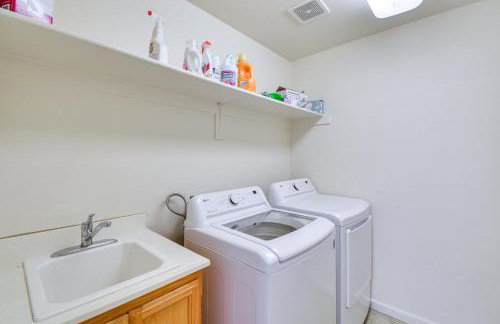 7 Mi to Lake Yosemite Family Home with Fenced Yard - Foto 26