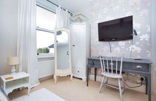 Restful and Cosy 4 Bed Home Minutes from the Beach - Foto 13