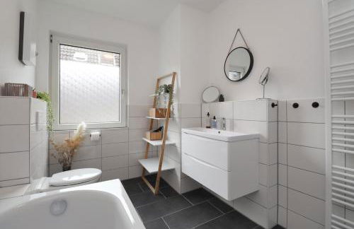 Design am Rhein I Traumlage Rheinufer I 3BR I Küche I öffentl Parkplätze I helloYOU apartments x BRIGHT Collection - Foto 10