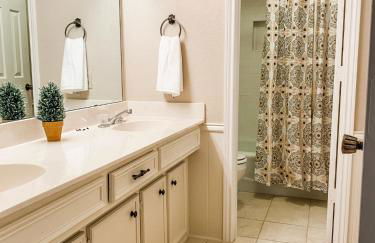 Designer Single Story 4 bed 3 bath home in mid-century style with big backyard and garage - Foto 25