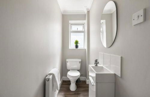 Stylish 5-Bedroom House, Accommodates 10, Fast Wi-Fi & Private Garden - Foto 10