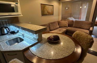 Flat Luxo 3010 com banheira Mountain Village Laje de Pedra Canela - Foto 1