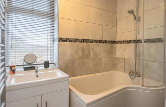 Large Home - Free Parking-WiFi By Hinkley Homes Short Lets & Serviced Accommodation - Photo 22