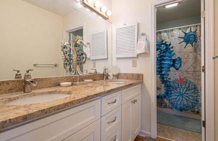 Spacious home with private pool, dock access, and scenic views - Foto 12