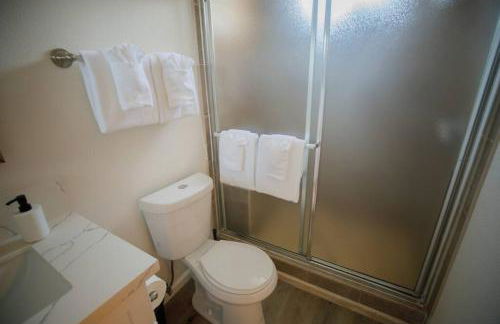 2 private masters, new beds & furniture, sleeps 12 - Photo 10