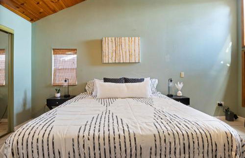 Pet-Friendly Lakefront Home in a Quiet Cove w/ Netflix, Outdoor Seating, Boat Slip - Foto 22