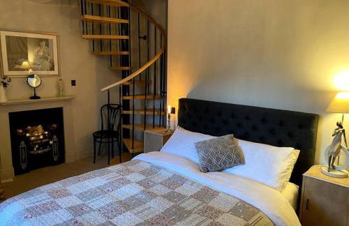 Historic Cotswold Chic Style for UK staycation - Photo 24