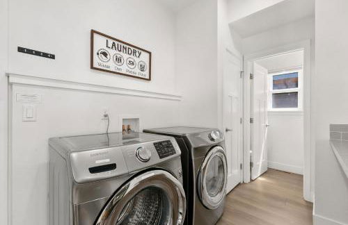 Contemporary Gem - Rooftop Deck & Private Hot Tub! - Foto 46